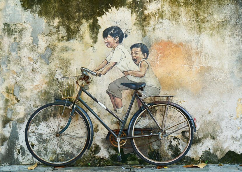 اطفال على دراجة